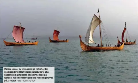  ?? FOTO: FREDRIK REFVEM ?? Mindre kopier av vikingskip på Hafrsfjord­en i samband med Hafrsfjord­spelet i 2006. Skal kopier i riktig størrelse noen sinne seile på fjorden, må en ny Hafrsfjord bru få seilingshø­yde på 21 meter.