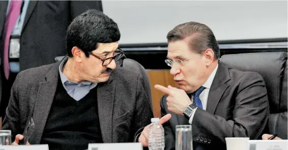  ?? /MAURICIO HUIZAR ?? El gobernador de Chihuahua, Javier Corral, y José Rosas Aispuro, de Durango, durante la segunda mesa de diálogo