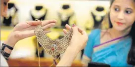  ?? PHOTO: RAJ K RAJ/HT ?? People buying gold jewellery at the Tribhovand­as Bhimji Zaveri Jewellers during the "Akshaya Tritiya" festival in New Delhi