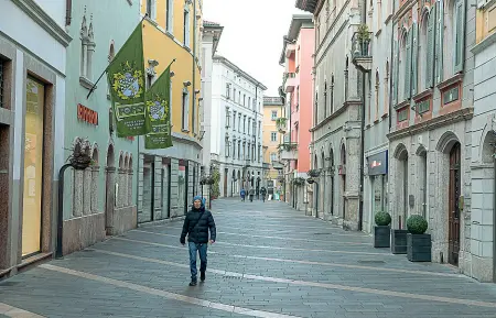  ?? (Foto Pretto) ?? Centrale Via Oss Mazurana, una delle vie del commercio nel centro storico di Trento, oggi praticamen­te chiusa