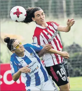  ?? FOTO: MIREYA LÓPEZ ?? Eunate se adelanta por alto a una jugadora del Sporting de Huelva