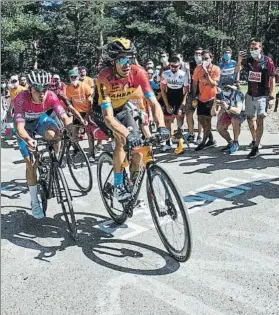  ?? FOTO: EFE ?? Evenepoel, Sosa y Landa en los metros finales de las Lagunas de Neila