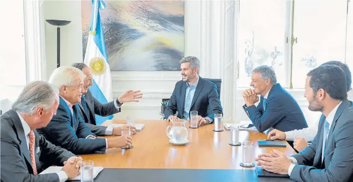  ?? PRESIDENCI­A ?? Jefatura de Gabinete. Marcos Peña y Francisco Cabrera reciben ayer a Miguel Acevedo, Luis Betnaza y Daniel Funes de Rioja, de la Unión Industrial Argentina.