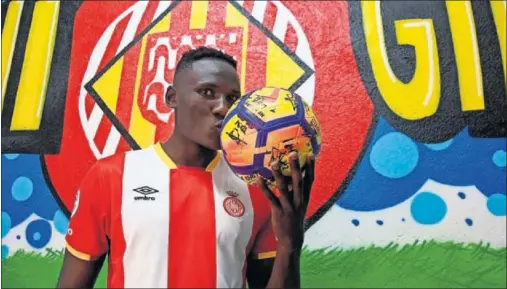  ??  ?? FELICIDAD. Michael Olunga posa con el balón que se llevó tras lograr un hat-trick en el encuentro del pasado sábado ante Las Palmas.