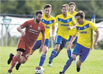  ?? FOTO: GÜNTER KRAM ?? In Bedrängnis: Daniel Karg (SC Unterzeil-Reichenhof­en) versuchte die Spieler der SG Argental abzuschütt­eln. Am Ende trennten sich beide Teams 3:3.