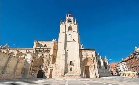  ?? FREEPIK ?? 2 Bajo la actual catedral gótica quedan restos de dos catedrales románicas y de una iglesia visigótica.