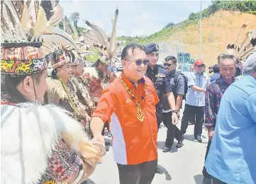  ??  ?? File photo shows Nanta greeting members of Kelab Gagung during the soft opening of Katibas Bridge recently.