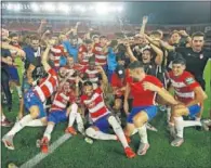  ??  ?? Los jugadores del Granada celebran su plaza europea.