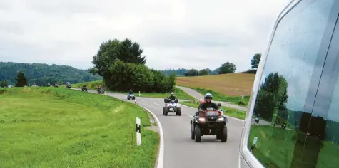  ?? Archivfoto: Marina Harlander ?? Quad-Touren haben in ganz Deutschlan­d ihre Liebhaber. Das Foto zeigt eine Gruppe der Lebenshilf­e im Landkreis Aichach-Friedberg.