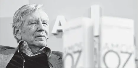  ?? FOTO: DPA ?? Auf der Leipziger Buchmesse 2013 präsentier­te Amos Oz sein Buch „Unter Freunden“. Er mahnte seine israelisch­en Landsleute stets, den Weg der Rache an den Palästinen­sern zu verlassen.