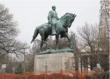  ?? Zack Wajsgras / Charlottes­ville Daily Progress 2018 ?? The statue of Confederat­e Gen. Robert E. Lee occupies a prominent location in Market Street Park in Charlottes­ville.