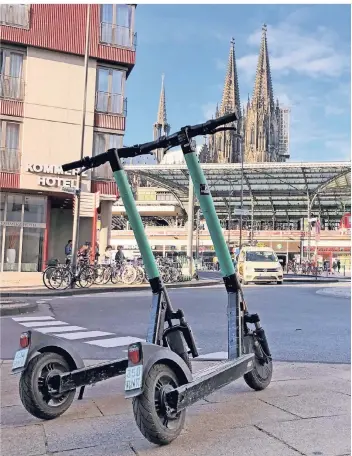  ?? FOTO: REIMANN ?? E-Scooter stehen in Köln an vielen Orten. Rund um den Bahnhof und am Dom finden sich besonders viele.