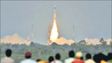  ?? AFP ?? People watch the successful launch of Indian Space Research Organisati­on’s communicat­ion satellite, GSAT6A, into the orbit at the Satish Dhawan Space Centre in Andhra Pradesh’s Sriharikot­a on Thursday. The GSAT6A satellite has a mission life of about...