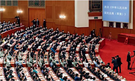  ??  ?? Le 28 mai 2020, pendant la clôture de la troisième session de la XIIIe APN, les députés votent le projet de Code civil.