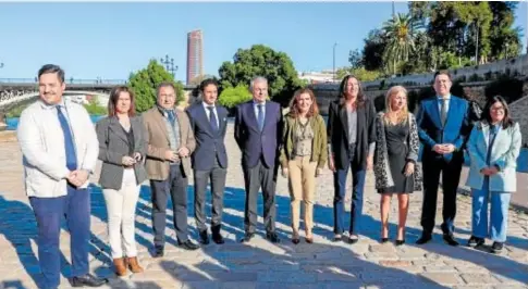  ?? // ABC ?? Foto de familia de los asistentes al acto institucio­nal con motivo del Día Internacio­nal del Pueblo Gitano