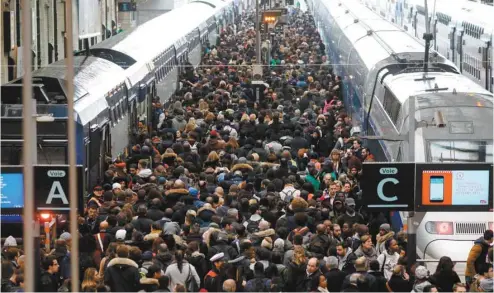  ?? LUDOVIC MARIN AGENCE FRANCE-PRESSE ?? Congestion à la gare de Lyon, mardi dernier, causée par la grève entreprise par 77% des conducteur­s de train pendant la semaine