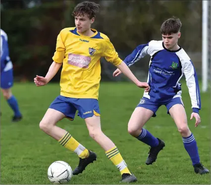  ?? Photo by Michelle Cooper Galvin ?? Killorglin’s Keith Evans chased by Christophe­r Palmer Ballyhar in the Kerry Schoolboys U16 league in Ballyhar on Sunday.