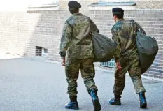  ?? Foto: Daniel Karmann, dpa ?? Soldat bei der Bundeswehr zu sein, ist heute ein Beruf. Früher wurden in Deutschlan­d Männer auch dazu verpflicht­et, eine Zeit lang Soldat zu sein. Sie mussten dann zum Wehrdienst antreten.