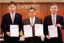  ?? CALVIN NG / CHINA DAILY ?? Chan Chak-ming (center), president of the Law Society of Hong Kong, and his colleagues on Tuesday submit the society’s views on Article 23 legislatio­n at the organizati­on’s headquarte­rs in Central.