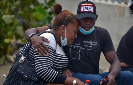  ?? AFP ?? Familiares de uno de los 119 convictos muertos, en un brote de violencia de pandillas en una prisión, esperaban ayer recuperar los restos de su ser querido, afuera de una morgue en Guayaquil, Ecuador.