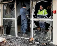  ?? PHOTO: JOSEPH JOHNSON/FAIRFAX NZ ?? Fire and police investigat­ors attend the scene of a fire at the Central City Motel Apartments in a ground floor apartment on Barbadoes St, central Christchur­ch.