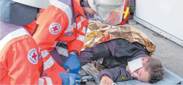  ?? FOTO: ANDY HEINRICH ?? Zur Erstversor­gung werden die geretteten Personen an die Sanitäter des DRK-Ortsverein­sKressbron­n übergeben.