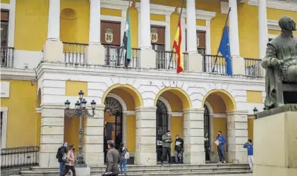  ?? S. GARCÍA ?? Las banderas del Ayuntamien­to de Badajoz ondean a media asta en señal de duelo.