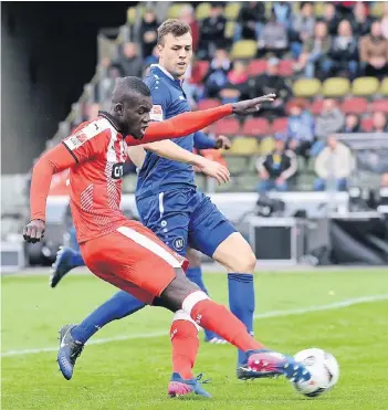  ?? FOTO: WOLFF ?? Fortunas Angreifer Ihlas Bebou bekamen die Karlsruher nicht in den Griff.