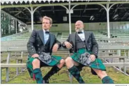  ?? MOVISTAR + ?? Sam Heughnan y Graham McTavish posan en traje escocés en ‘Men in kilts’.