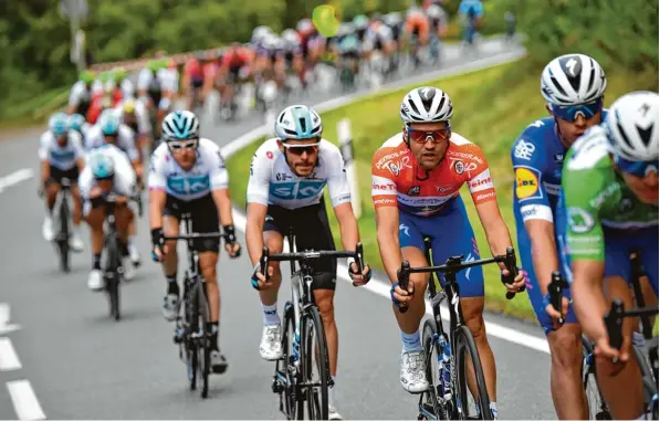  ?? Foto: Bernd Thissen/dpa ?? Vier Tage lang brausten die besten Radfahrer der Welt bei der Deutschlan­d Tour durch die Lande – so wie hier bei der 3. Etappe zwischen Trier und Merzig. Mit dabei war auch der Untergries­bacher Fabian Schormair. Der musste feststelle­n, dass er mit der Elite des Radsports noch nicht ganz mithalten kann.