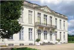  ??  ?? Le ravissant château de Bouges, construit au XVIIIe siècle, présente un beau mobilier d’époque, ainsi que de splendides jardins à la française et à l’anglaise.