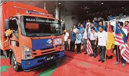  ?? (Foto BERNAMA) ?? Amirudin melepaskan konvoi Misi Bantuan Bencana Skuad Ihsan MADANI ke Kelantan di Shah Alam, semalam.