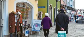  ?? Foto: Barbara Wild ?? Auch wenn zunehmend Geschäfte in der Reichsstra­ße schließen – viele Kunden schätzen noch die inhabergef­ührten Läden. Doch auch diese Einzelhänd­ler wünschen sich, dass die Einkaufsst­raße wieder belebter wird. Ihre Enttäuschu­ng über die versäumten Jahre äußern sie offen.