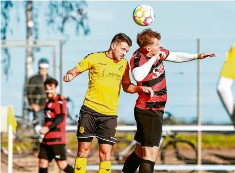  ?? Foto: Daniel Worsch ?? Geht noch etwas nach oben? Manuel Veitinger (links) und die TSG Untermaxfe­ld sind in der Kreisklass­e Neuburg aktuell Tabellenfü­nfter. Am Sonntag spielen die Mösler beim SC Ried.