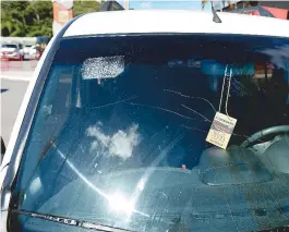  ??  ?? Carro do CORREIO também foi danificado após receber chutes e latas