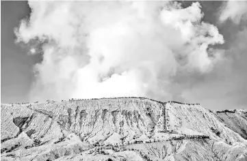  ?? — AFP photos ?? Tengger tribe people and tourists climb the summit of Bromo volcano, to throw offerings into the crater in Probolingg­o, East Java province.