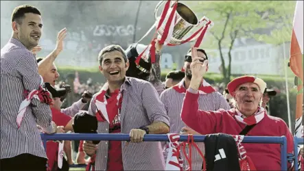  ?? FOTO: JUAN ECHEVERRÍA ?? De celebració­n Ernesto Valverde festeja el título de Copa el jueves 11 de abril en la Gabarra