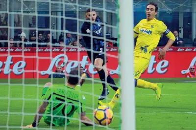  ??  ?? Implacabil­e Mauro Icardi, 24 anni, realizza il secondo gol dell’Inter. Per il capitano un’altra grande prova (Kines)