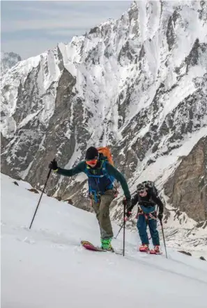  ??  ?? Jérémie Heitz et Samuel Anthamatte­n grimpant pour atteindre le
camp de base, à 5000 mètres.