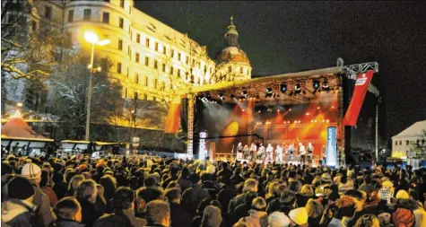  ?? Fotos: Xaver Habermeier (Archiv) ?? Eine Bühne für Konzerte sorgte damals für Open-Air-Stimmung unterhalb des beleuchtet­en Schlosses.