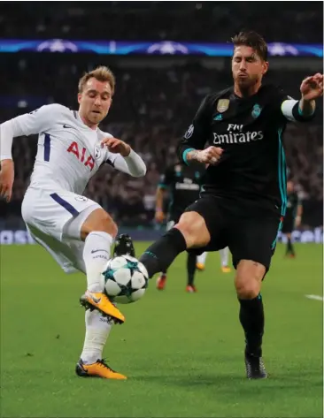  ?? FOTO: RITZAU SCANPIX ?? Udgifterne til Tottenhams nye stadion er blevet langt højere end forventet, og det kan blive afgørende for Christian Eriksens skifte til Real Madrid. Her er danskeren i kamp med en måske kommende holdkammer­at, Sergio Ramos.