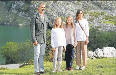  ?? AFP ?? EQUIPO. La foto oficial es en familia, pero Felipe y Leonor protagoniz­an los actos de la corona.