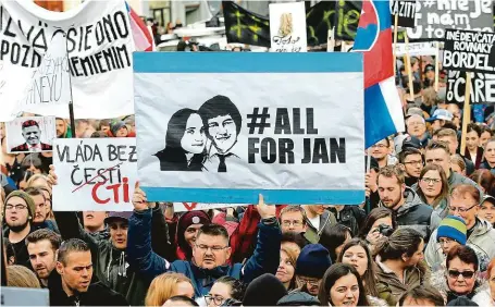  ?? FOTO ČTK/AP ?? Pobouřené Slovensko. Vražda Jána Kuciaka a jeho partnerky Martiny Kušnírové vyvolala na Slovensku masové protesty. Ty následně vedly i k pádu premiéra Roberta Fica a ministra vnitra Roberta Kaliňáka.