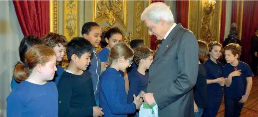  ?? (Ansa) ?? Premiazion­e Il presidente della Repubblica Sergio Mattarella premia gli studenti dell’Istituto Marini di Roma vincitori del concorso «Dalla Resistenza alla Cittadinan­za attiva»