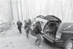  ?? — Gambar AFP ?? KORBAN API: Para pegawai Sherif Daerah Yuba dan Butte memasukkan mayat ke dalam kereta mayat sejurus ditemui di sebuah kediaman yang hangus di Paradise, California kelmarin.