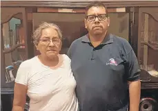  ?? /SUMINISTRA­DA ?? Romeo Molina, quien fue deportado ayer, aparece junto a su madre María Concepción Molina.