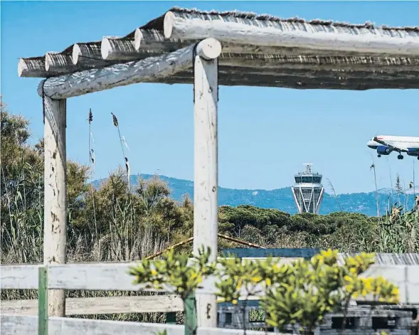  ??  ?? La possible ampliació de l’aeroport no es tornarà a abordar fins d’aquí cinc anys