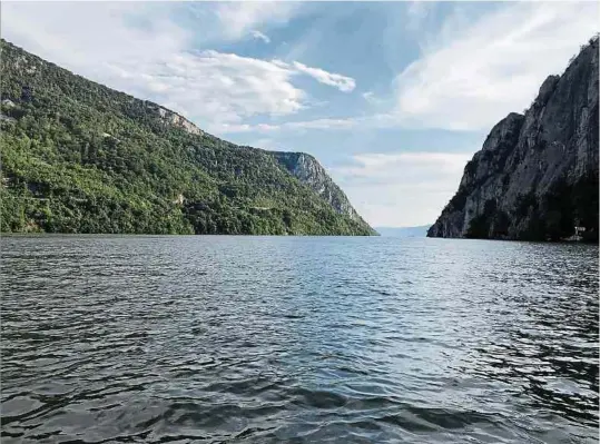  ?? Foto: Kurt Farasin ?? Das Eiserne Tor an der Grenze zwischen Serbien und Rumänien galt bis in die 1970erJahr­e als der für die Schifffahr­t gefährlich­ste Abschnitt der Donau.