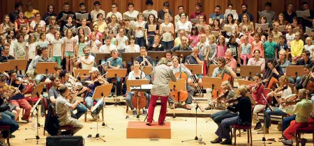  ??  ?? Orchestra L’ensemble è protagonis­ta di due concerti, domani a Merano poi a Dobbiaco. L’orchestra dell’Accademia di musica antica di Brunico si forma ogni anno grazie a giovani musicisti provenient­i da tutto il mondo che si ritrovano a Brunico