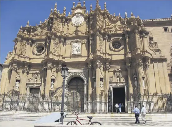  ??  ?? Ab dem 16. Jahrhunder­t entstand die Kathedrale von Guadix.